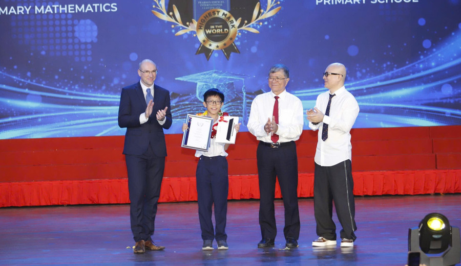 Ông Nguyễn Văn Hiếu cùng đại diện Hội đồng khảo thí Pearson Edexcel, Tập đoàn giáo dục EMG Education trao thưởng cho học sinh đạt điểm Toán cao nhất thế giới cấp tiểu học.