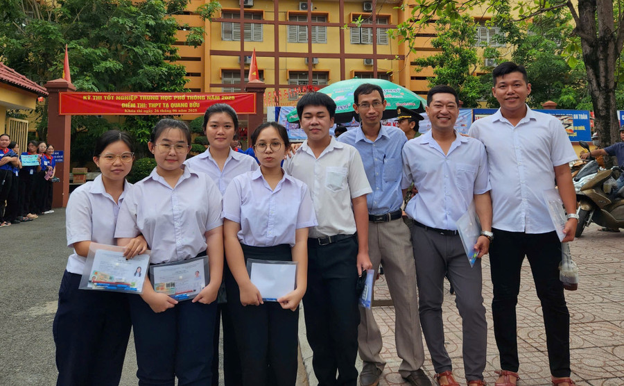 Thí sinh Trần Tiến Phước (thứ 2 từ phải qua) phấn khởi bước vào môn thi đầu tiên.