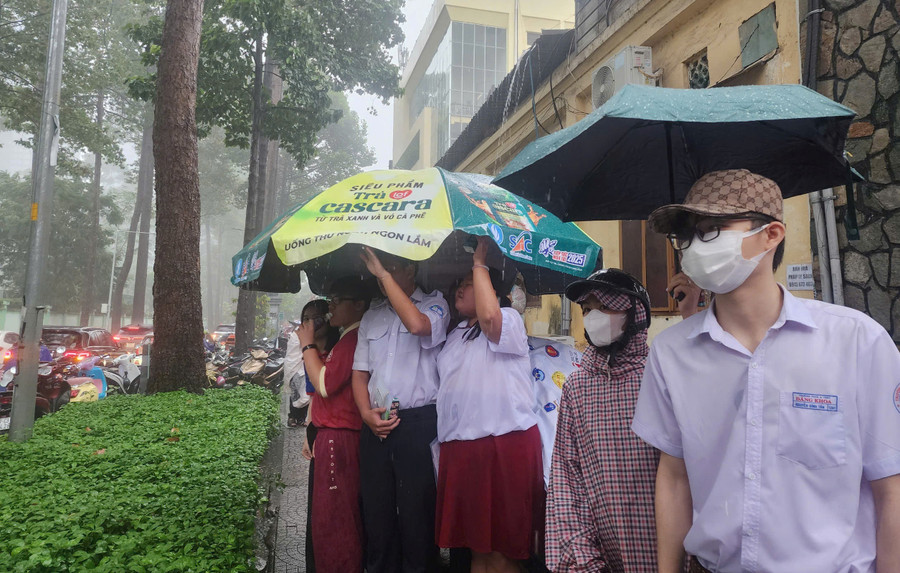 Thí sinh đội mưa ra về sau khi kết thúc thi môn Toán. ket-thuc-thi-mon-toan.jpg