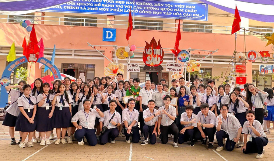 Ban giám hiệu Trường THPT Võ Thị Sáu cùng các thầy cô trong trường luôn nỗ lực xây dựng một môi trường học tập hạnh phúc. hieu-truong-lam-ban-voi-tro-3.jpg