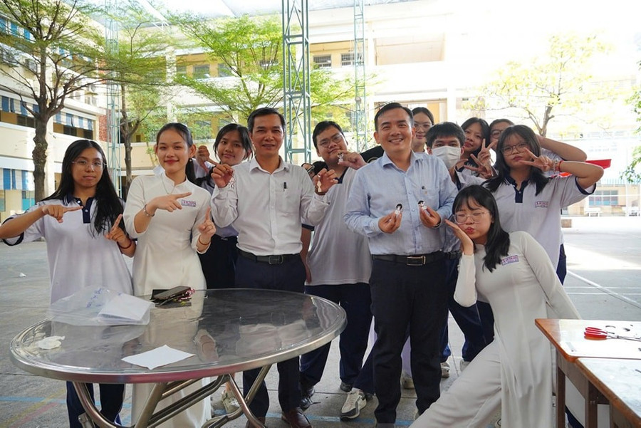 Thầy Quân cùng thành viên Ban Giám hiệu Trường THPT Võ Thị Sáu luôn tổ chức các chương trình, hoạt động nhằm giúp học sinh có sân chơi lành mạnh, bổ ích. Ảnh: NTCC. hieu-truong-lam-ban-voi-tro.jpg