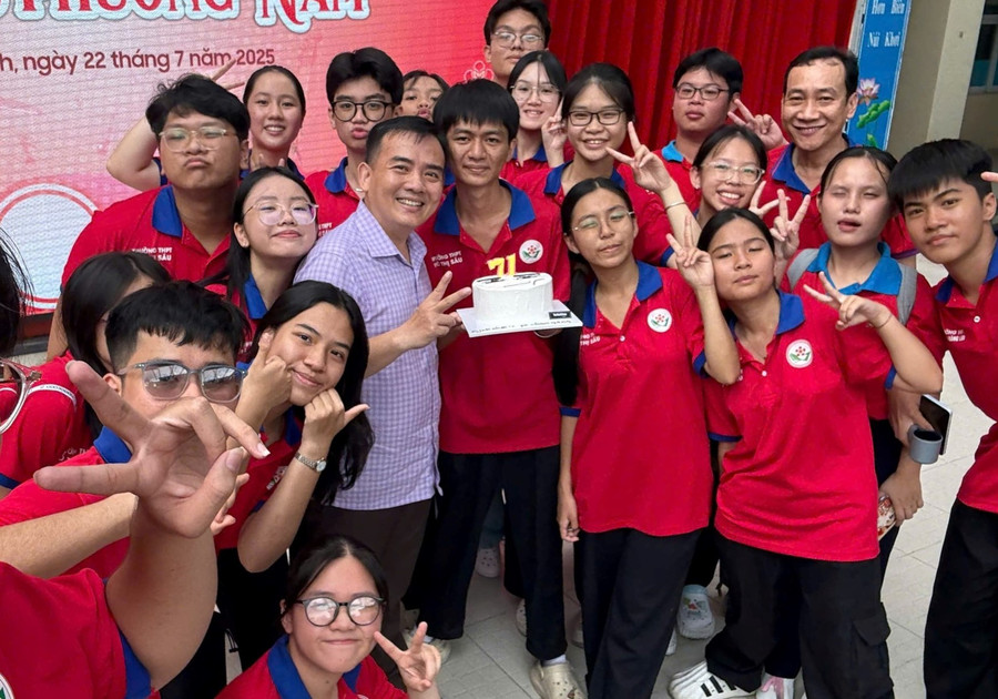 Thầy Trịnh Hoàng Quân luôn được học sinh tin yêu, quý mến. Ảnh" NTCC.