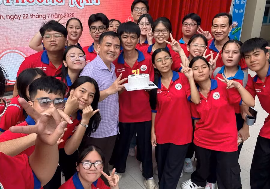 Thầy Trịnh Hoàng Quân luôn được học sinh tin yêu, quý mến. Ảnh" NTCC.