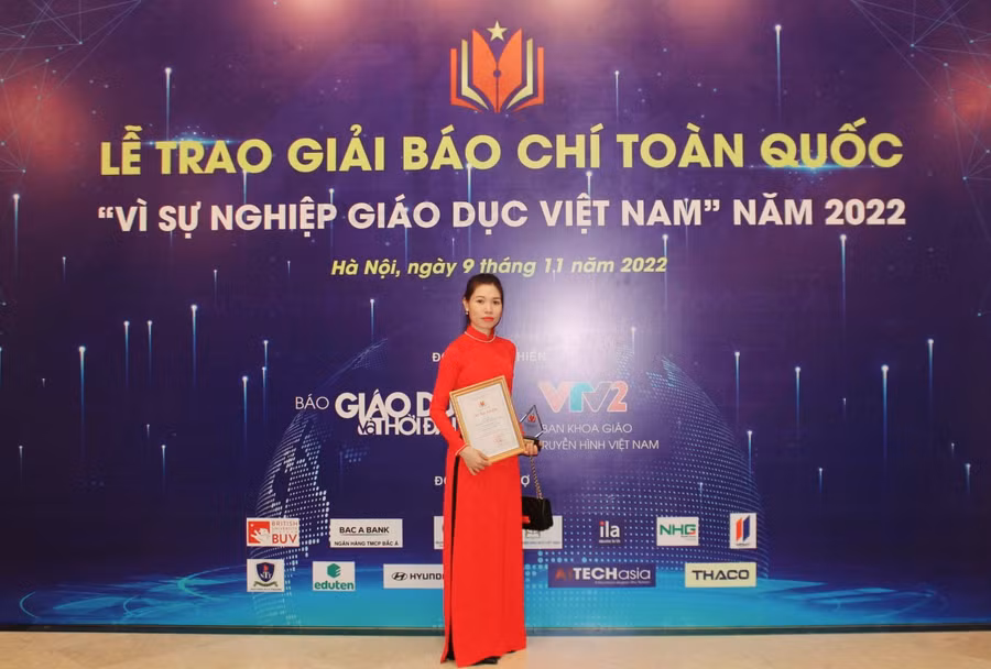 Nhà báo Khánh Chi nhận giải năm 2022.