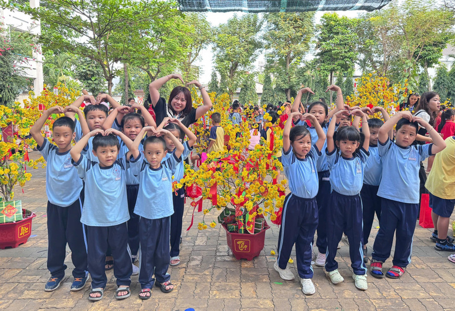 Cô trò Trường Tiểu học Lê Văn Việt (phường Tăng Nhơn Phú, TPHCM) trang trí cây mai.