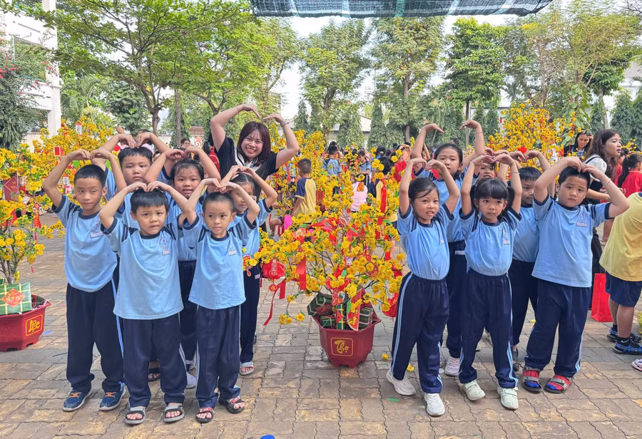 Cô trò Trường Tiểu học Lê Văn Việt (phường Tăng Nhơn Phú, TPHCM) trang trí cây mai.