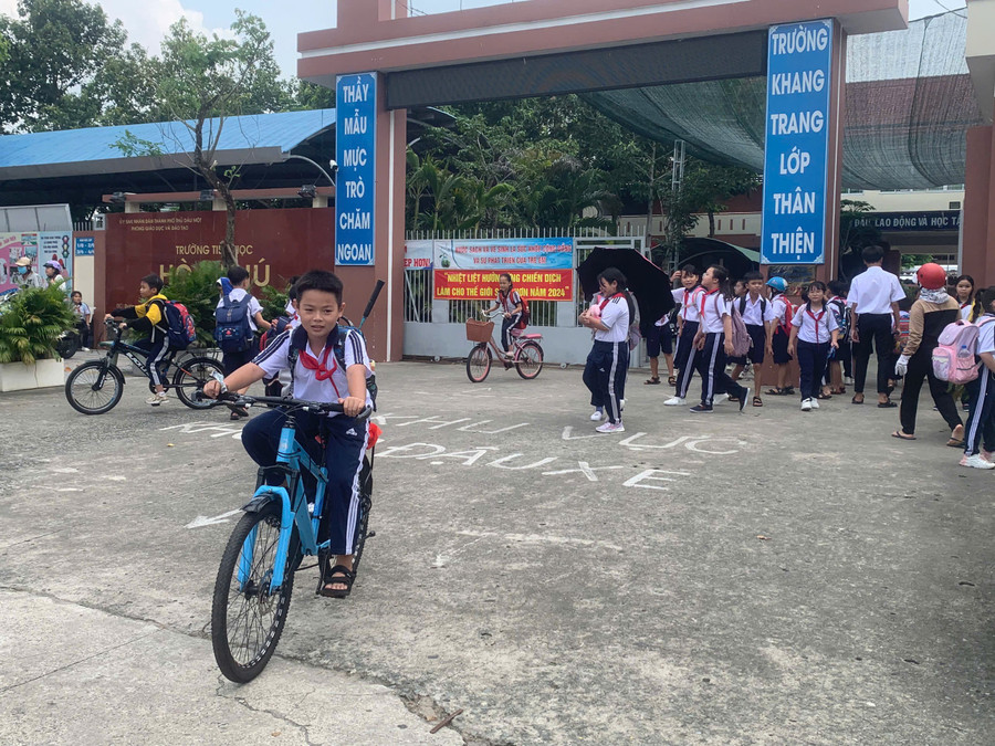 Trường Tiểu học Hoà Phú không thu quỹ được phụ huynh đồng tình, ủng hộ - Ảnh: Yến Nhi.