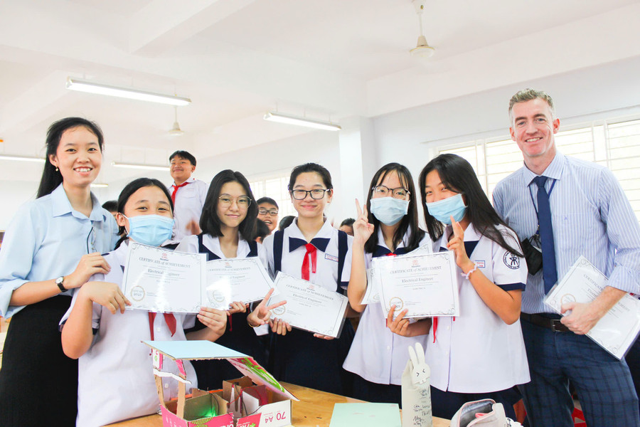 Học sinh Trường THPT chuyên Trần Đại Nghĩa (TPHCM) trong một tiết học theo Chương trình tiếng Anh tích hợp. nhung-tien-de-thuan-loi-1.jpg