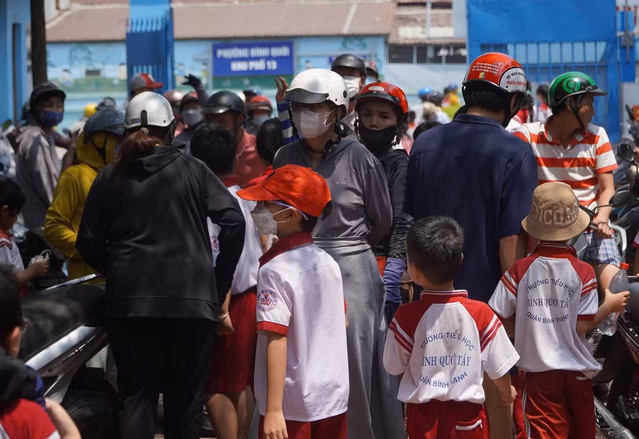 Phụ huynh Trường Tiểu học Bình Quới Tây đón con về giữa trưa.