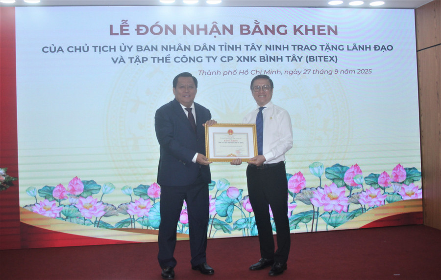 Ông Huỳnh Văn Sơn – Phó Chủ tịch UBND tỉnh trao Bằng khen cho BITEX. bi-tex-6.jpg