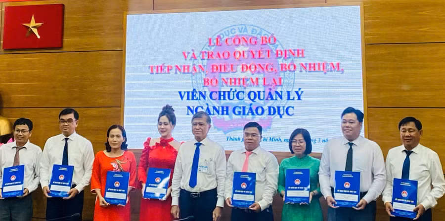 Cán bộ quản lý được bổ nhiệm, điều động và tiếp nhận.