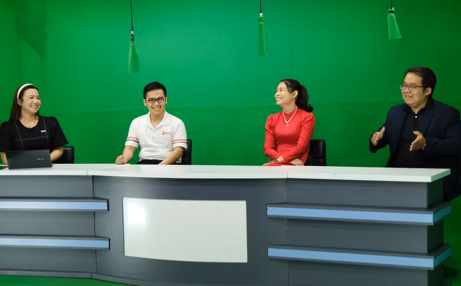 Các khách mời tại chương trình tư vấn trực tuyến - Ảnh VS.