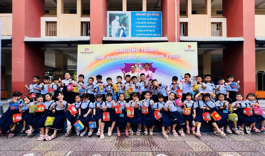 Trường Tiểu học Đặng Trần Côn tặng lồng đèn cho các em học sinh.
