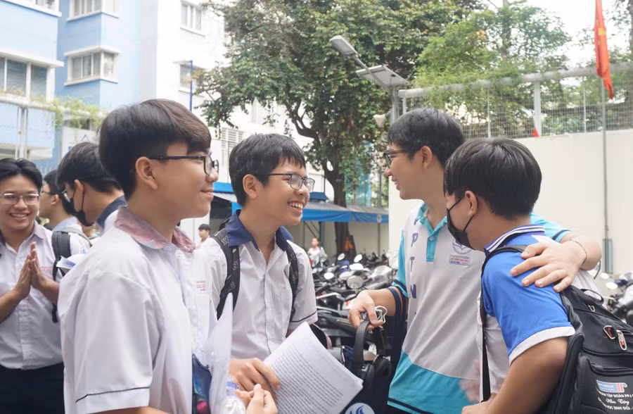 Thí sinh tham gia kỳ thi vào lớp 10 Trường Phổ thông Năng khiếu, sáng 24/5.