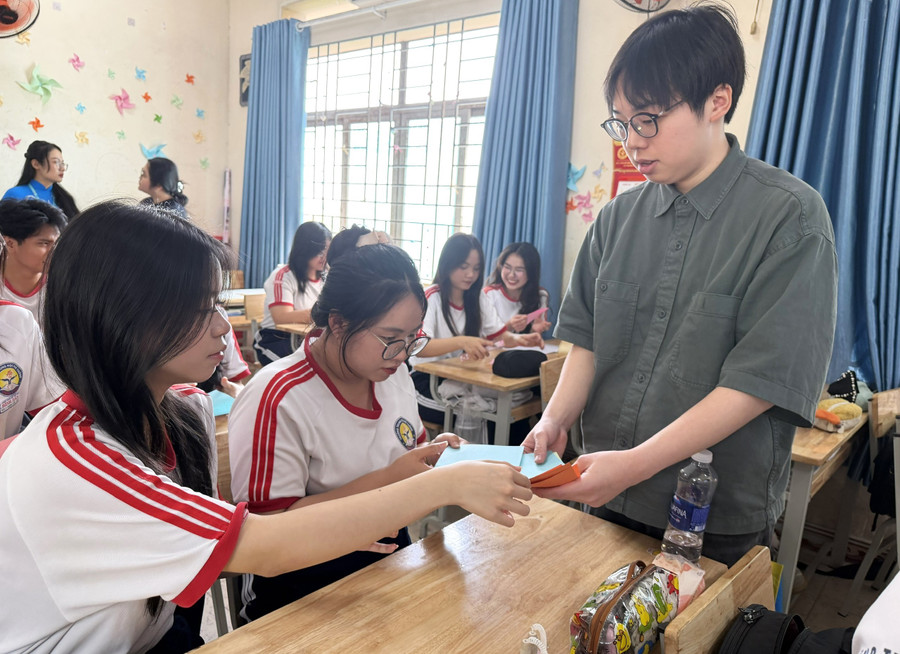Sinh viên của Trường Đại học Mie hướng dẫn học sinh Trường THPT Bình Tân thực hiện nghệ thuật gấp giấy truyền thống Nhật Bản.