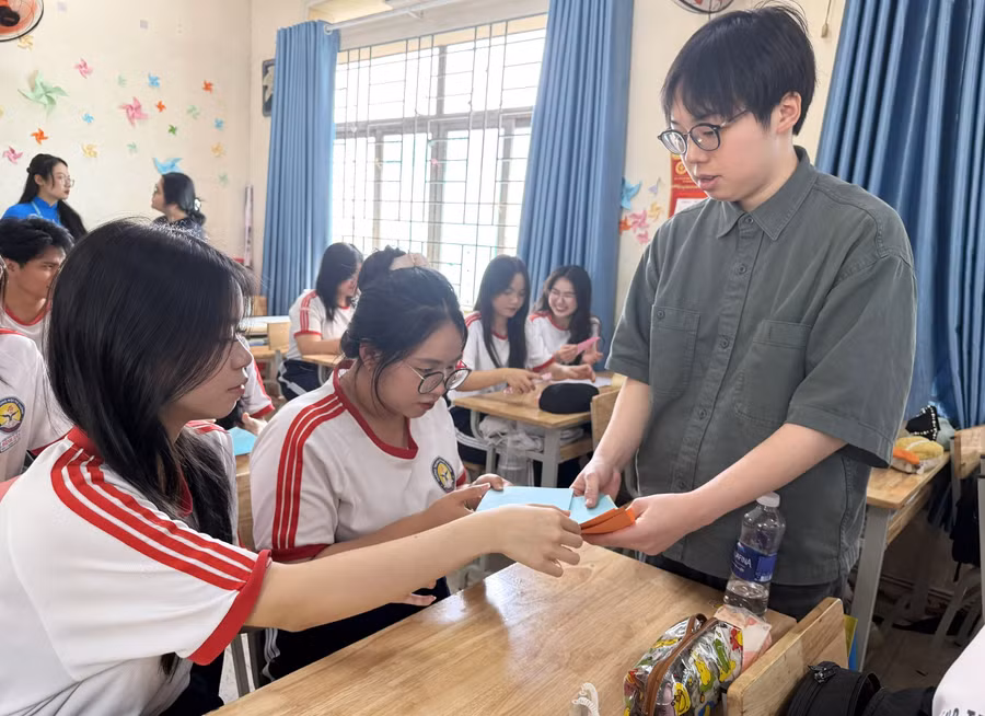 Sinh viên của Trường Đại học Mie hướng dẫn học sinh Trường THPT Bình Tân thực hiện nghệ thuật gấp giấy truyền thống Nhật Bản.