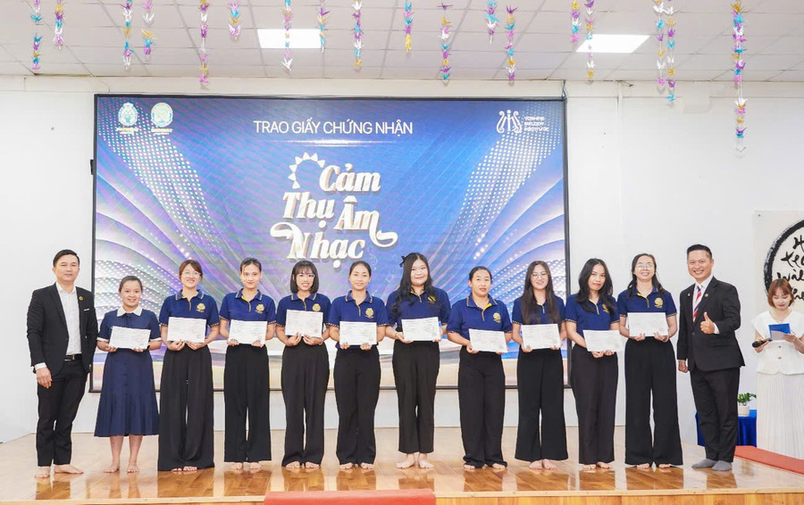 Các giáo viên nhận giấy chứng nhận cảm thụ âm nhạc cho trẻ mầm non.
