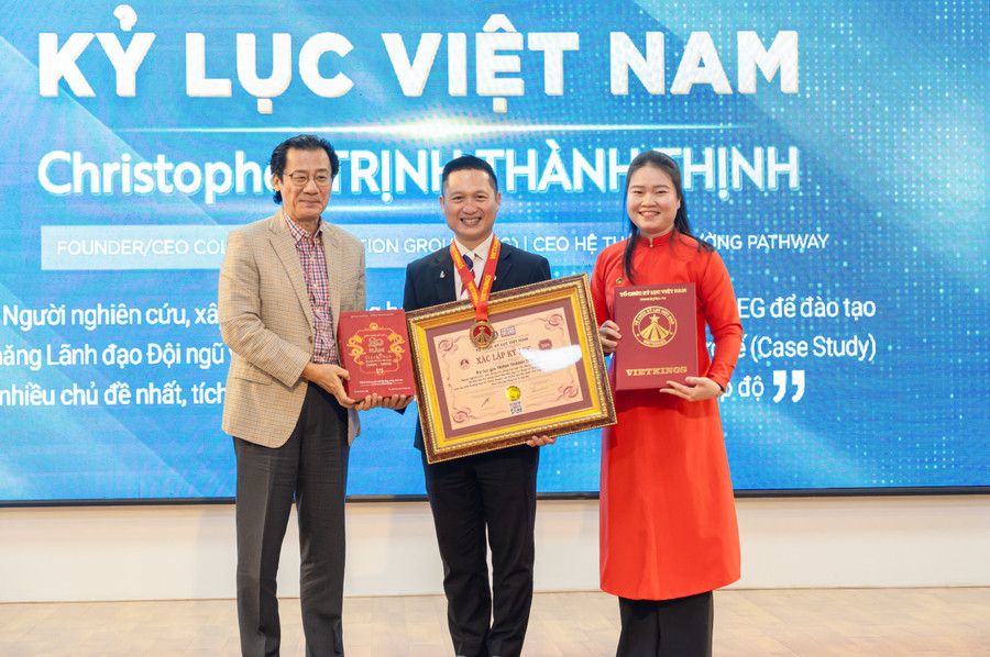 Tổ chức Kỷ lục Việt Nam trao chứng nhận Kỷ lục Việt Nam cho Kỷ lục gia Trịnh Thành Thịnh. tue-duc-4.jpg
