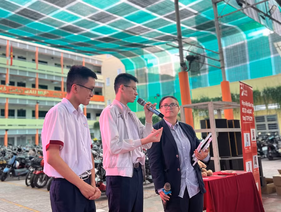 Các bạn hăng hái giao lưu với diễn giả để tìm hiểu sâu hơn về phương pháp học tiếng Anh tư duy Linearthinking.