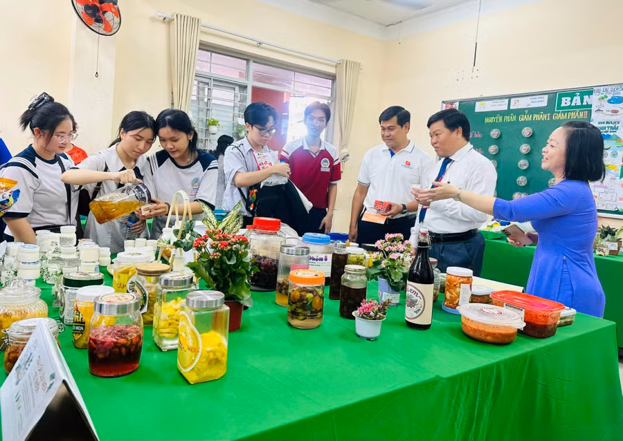 Lãnh đạo phường Hòa Bình cũng Trường THPT Trần Quang Khải tham quan gian hàng của tổ Sinh Học.