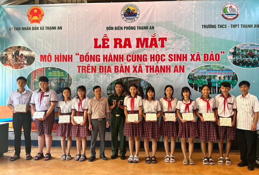 Đại diện đồn Biên phòng Thạnh An trao tặng quà cho các em học sinh. thanh-an-3.jpg