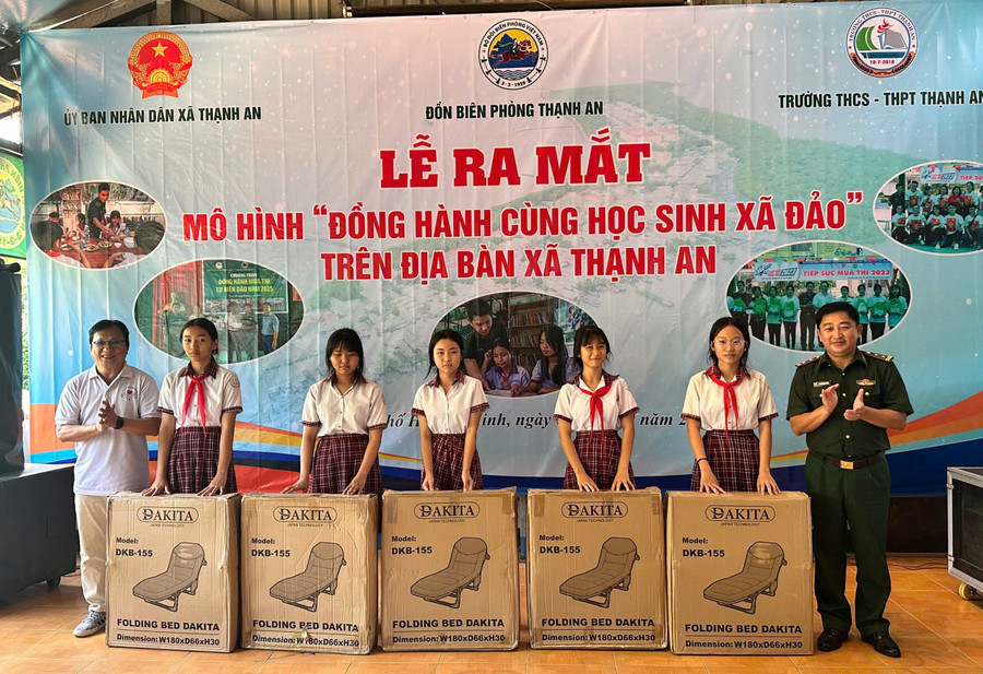 Các em học sinh nhận giường xếp.