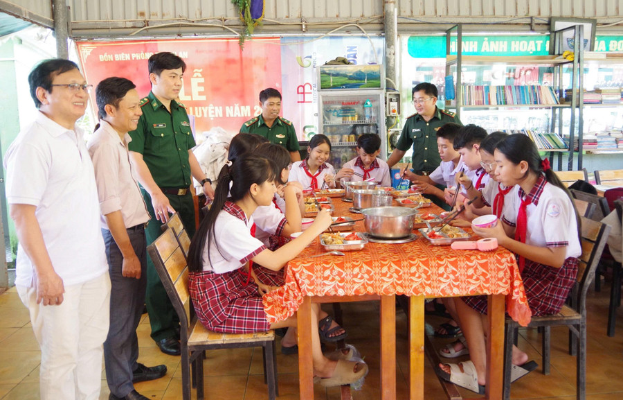 Bữa ăn trưa trong mô hình “Bữa ăn cùng em đến trường”. thanh-an-1.jpg