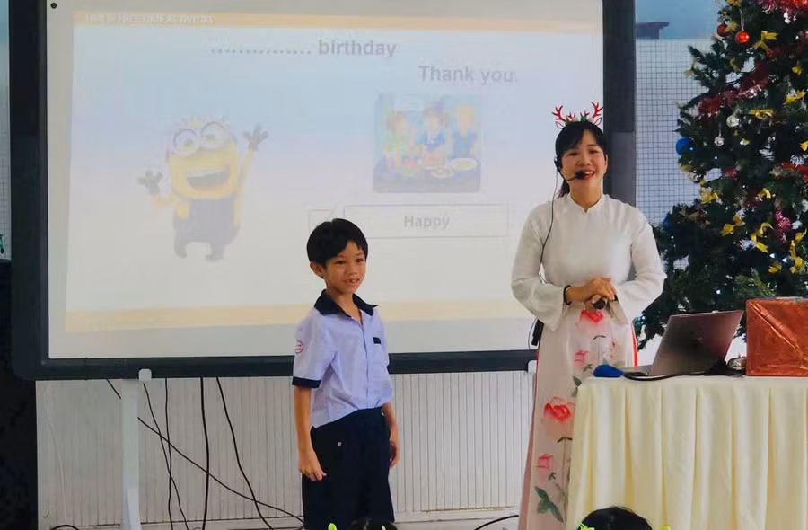 Giờ học tiếng Anh của học sinh Trường Tiểu học Đặng Trần Côn (Quận 4, TPHCM).