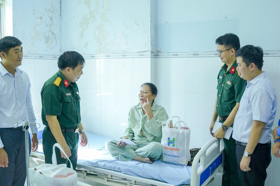 Đại diện Ban lãnh đạo Tỉnh Đồng Tháp, BV Quân y 175 và Quỹ Trái tim Hùng Hậu thăm hỏi bệnh nhân sau phẫu thuật. 05.jpg