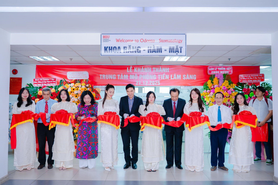 GS.TS.BS Phạm Văn Lình – Hiệu trưởng HIU cùng các giáo sư, tiến sĩ trong Ban Chủ nhiệm Khoa Răng Hàm Mặt cắt băng khánh thành Trung tâm Mô phỏng Tiền lâm sàng.