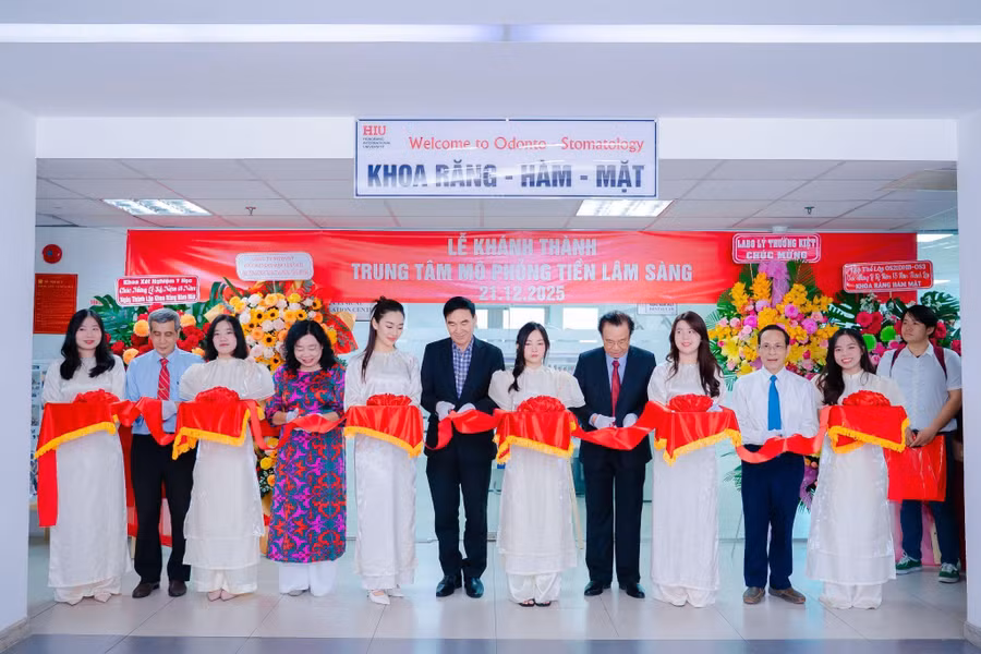 GS.TS.BS Phạm Văn Lình – Hiệu trưởng HIU cùng các giáo sư, tiến sĩ trong Ban Chủ nhiệm Khoa Răng Hàm Mặt cắt băng khánh thành Trung tâm Mô phỏng Tiền lâm sàng.