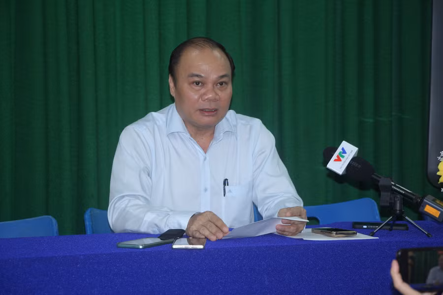 Ông Võ Cao Long thông tin với các phóng viên.