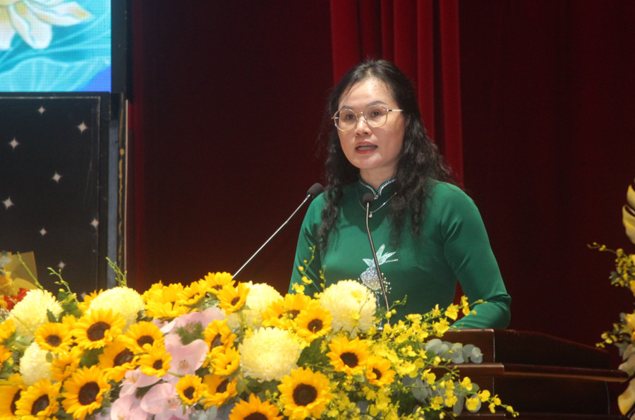 На конференции выступила г-жа Ле Туи Май Чау. day-tieng-anh-cho-tre-mam-non-1.jpg