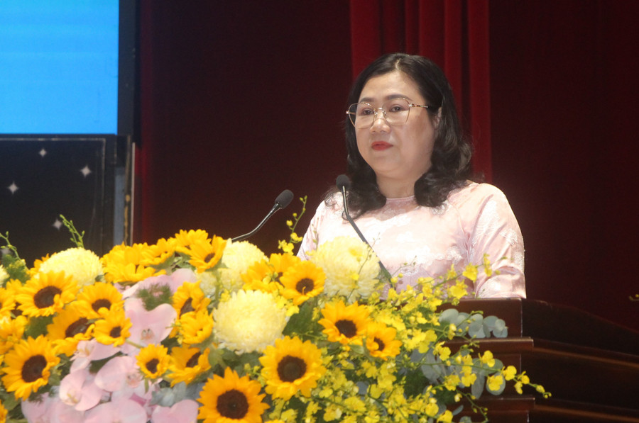 Г-жа Луонг Тхи Хонг Дьеп выступила с сообщением на конференции. day-tieng-anh-cho-tre-mam-non-3.jpg