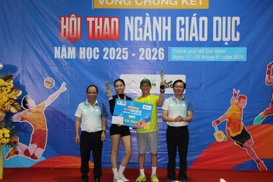 Ban tổ chức trao thưởng cho đội đạt thành tích cao.