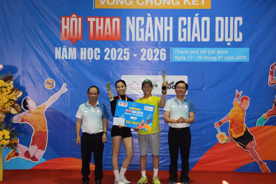 Ban tổ chức trao thưởng cho đội đạt thành tích cao.