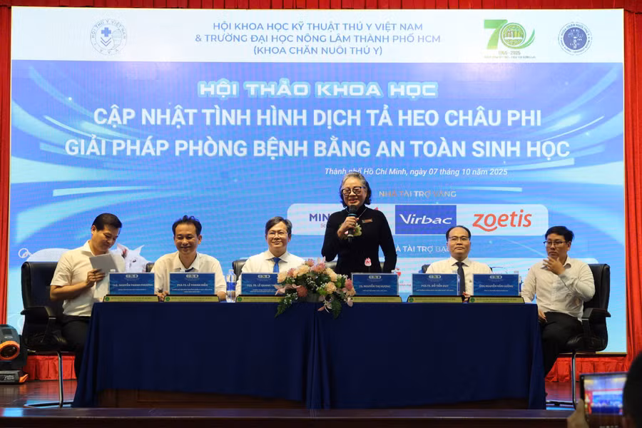 Một chuyên gia, đồng chủ tọa hội thảo chia sẻ thông tin.