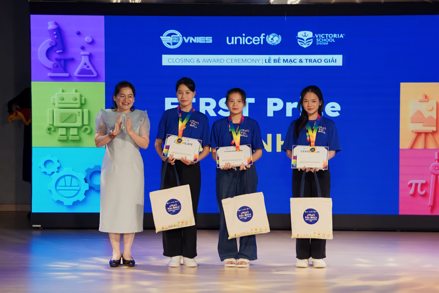 Bà Lê Nguyễn Trung Nguyên, Tổng Giám đốc Hệ thống Giáo dục Victoria School trao giải cho đội xuất sắc.