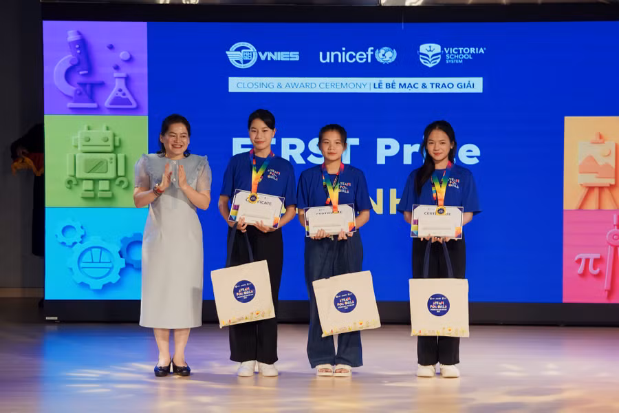 Bà Lê Nguyễn Trung Nguyên, Tổng Giám đốc Hệ thống Giáo dục Victoria School trao giải cho đội xuất sắc.