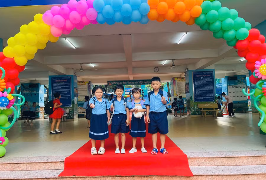 Học sinh TPHCM hân hoan trong ngày khai giảng năm học mới 2024-2025.