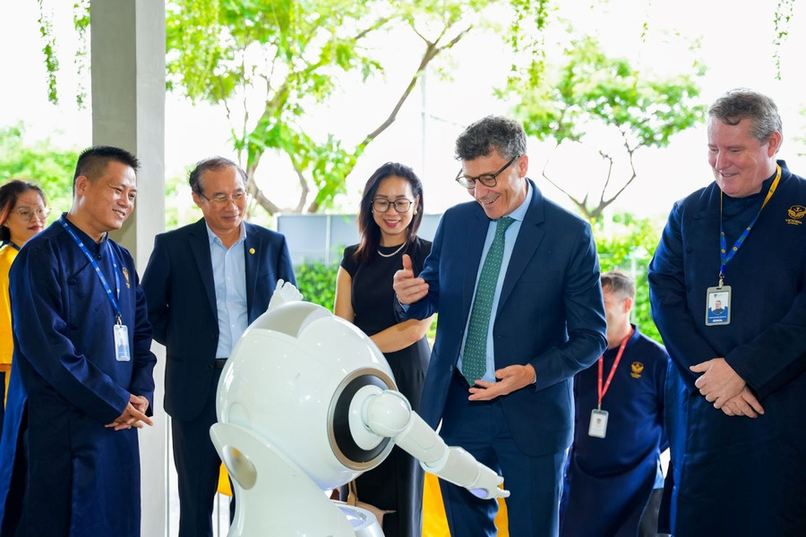 Ông Jonathan Baker - Trưởng Đại diện Văn phòng UNESCO tại Việt Nam trong chuyến thăm Victoria School (6/2024). 4.jpg
