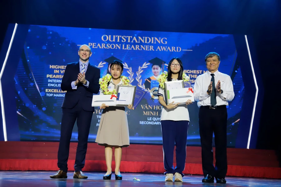 Vinh danh 2 học sinh đạt thành tích cao nhất là em Trần Hà Thanh Trúc và Văn Hoàng Minh Anh.