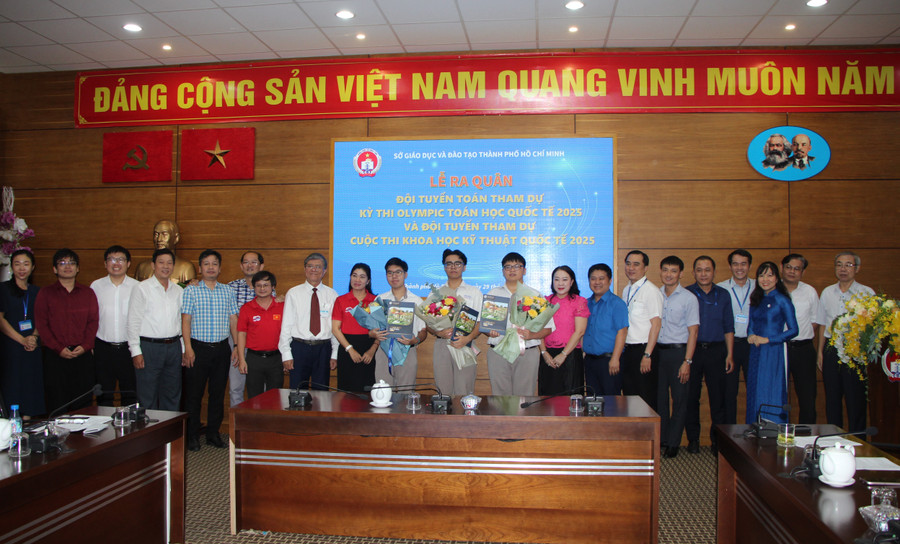 Đội tuyển Toán tham dự kỳ thi Olympic Toán học quốc tế 2025 và đội tuyển tham dự cuộc thi khoa học kỹ thuật quốc tế 2025.