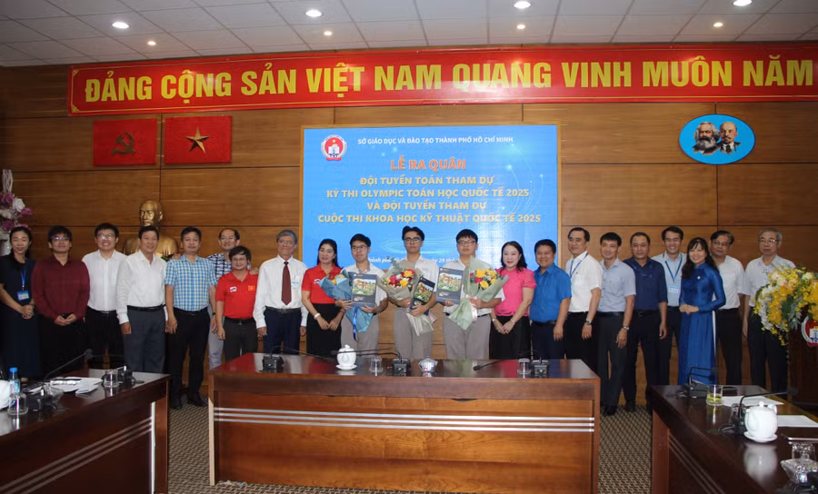 Đội tuyển Toán tham dự kỳ thi Olympic Toán học quốc tế 2025 và đội tuyển tham dự cuộc thi khoa học kỹ thuật quốc tế 2025.