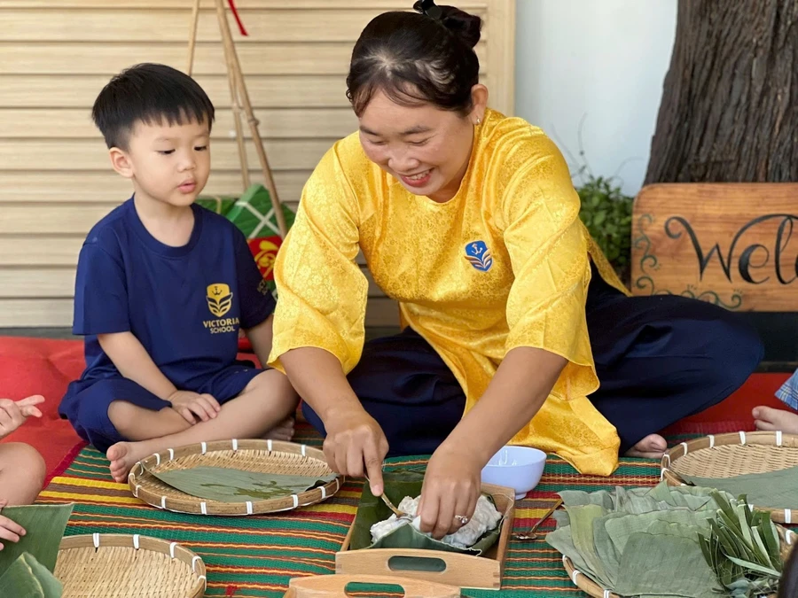 Học sinh Victoria Preschool - SwanBay trải nghiệm làm bánh bột lọc ngày Tết.