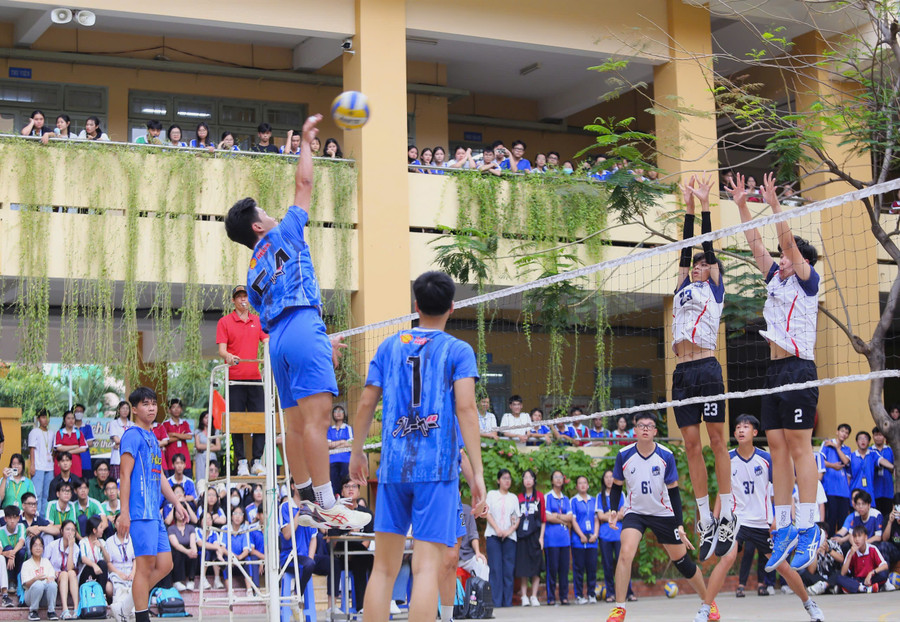 Học sinh Trường THPT Tây Thạnh tham gia giải bóng chuyền. Ảnh: NTCC mung-sinh-nhat-bac-ho.jpg