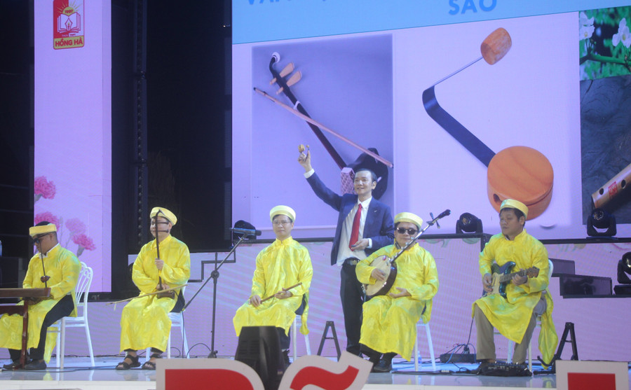 Thầy Nam giới thiệu các nhạc cụ đến học sinh.