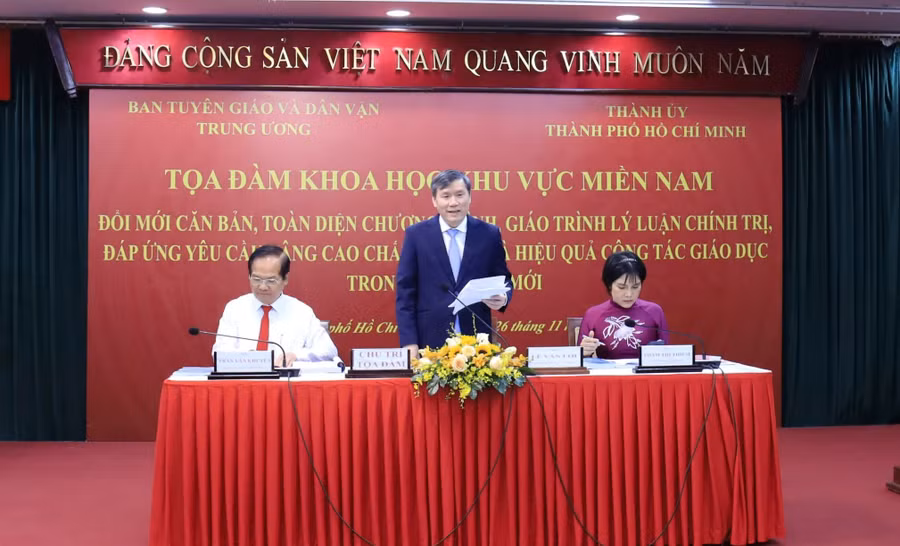 Đại diện Ban Tuyên giáo và Dân vận Trung ương; Thành uỷ TPHCM; Viện Hàn Lâm Khoa học xã hội Việt Nam đồng chủ trì tọa đàm.