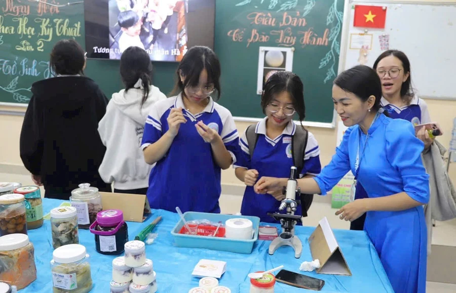 Học sinh Trường THPT Trần Quang Khải tại ngày hội khoa học kỹ thuật cấp trường lần thứ 2.