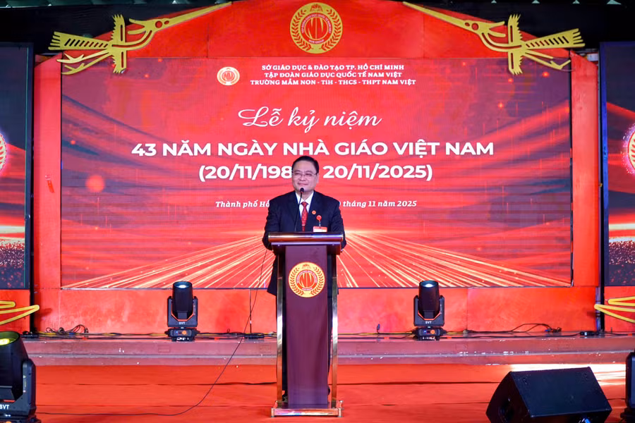 Ông Nguyễn Đức Quốc, Chủ tịch Tập đoàn Giáo dục Quốc tế Nam Việt phát biểu tại lễ kỷ niệm.